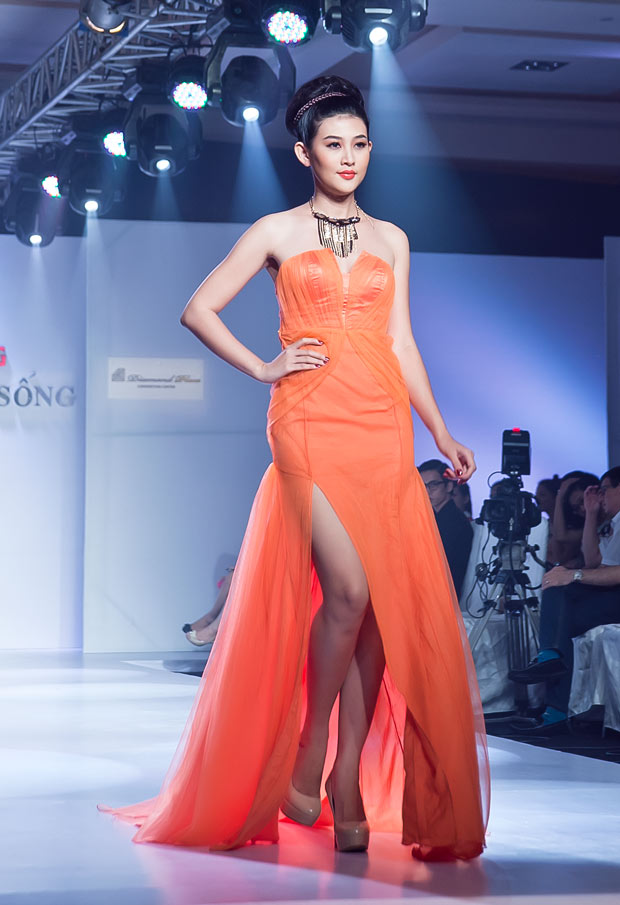 Hoàng Thùy khoe vóc dáng "siêu mỏng" - 8