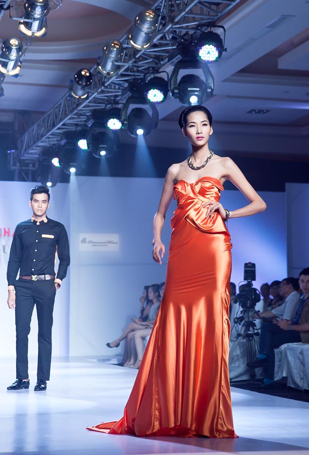 Hoàng Thùy khoe vóc dáng "siêu mỏng" - 9