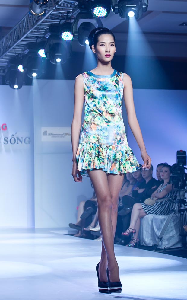 Hoàng Thùy khoe vóc dáng "siêu mỏng" - 3