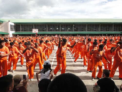 Video: 1.500 tù nhân “hóa thành” xác sống - 1