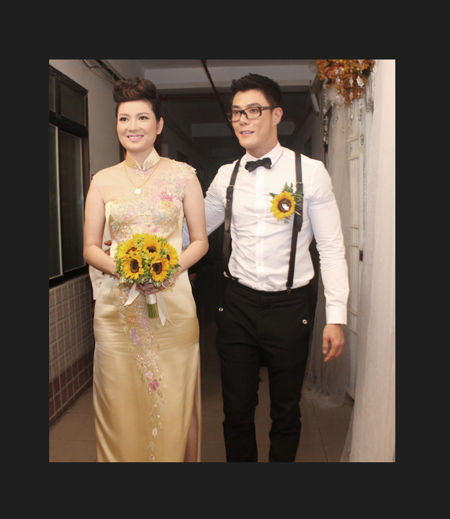 Một trong những đám cưới khiến độc giả bất ngờ nhất trong năm 2012 đó là bà bầu tomboy Thúy Vinh bất ngờ lên xe hoa cùng chú rể đến từ Singapore.