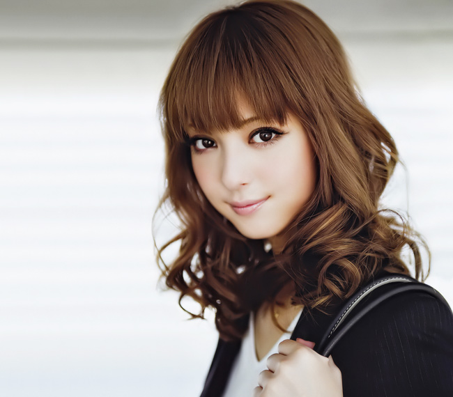 Cô là nữ diễn viên, ca sỹ, người mẫu, nhà thiết kế thời trang nổi tiếng tại Nhật.