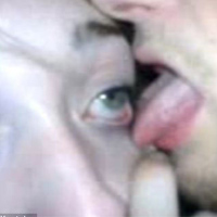 Phi thường - kỳ quặc - Nhật rộ trào lưu "liếm tròng mắt"