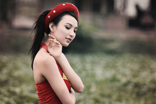 ĐHV: • Hoa hậu Việt đọ lưng mịn với áo yếm
