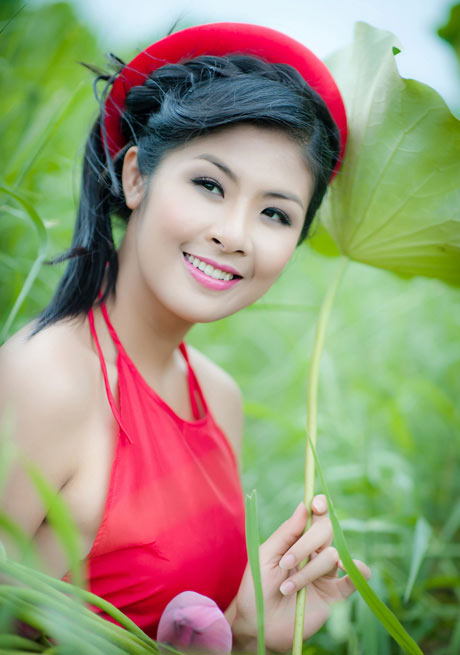 Hoa hậu Việt đọ lưng mịn với áo yếm - 1