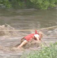 Tin tức trong ngày - Video: Giải cứu bé gái mắc kẹt trong lũ dữ