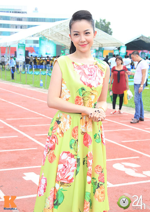 Mai Phương Thúy dân dã ở sân vận động - 8