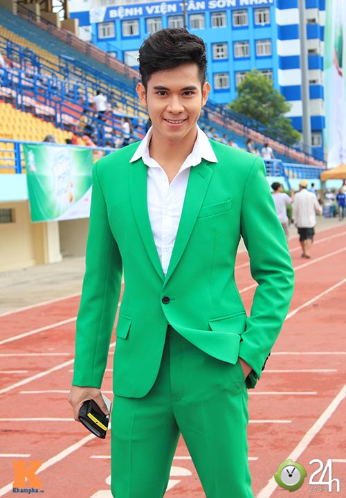 Mai Phương Thúy dân dã ở sân vận động - 13