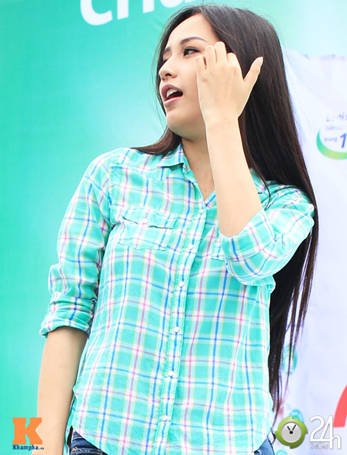 Mai Phương Thúy dân dã ở sân vận động - 3