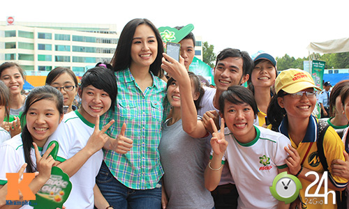 Mai Phương Thúy dân dã ở sân vận động - 4