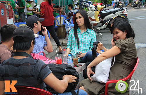 Mai Phương Thúy dân dã ở sân vận động - 6