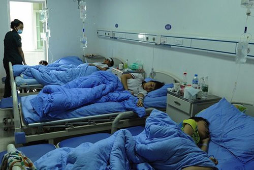 TQ: Hàng trăm học sinh đồng loạt nhập viện - 1