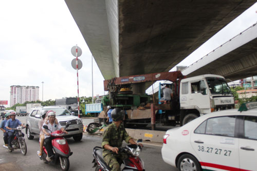 Xe cẩu khiến “cục sắt” 5 tấn rơi xuống đường - 2