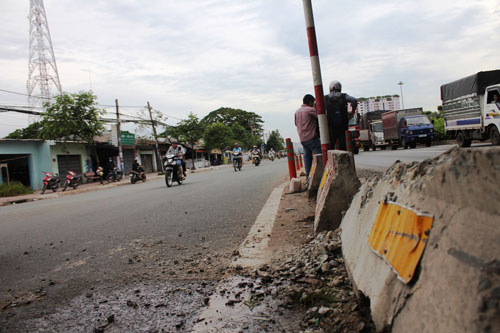 Xe cẩu khiến “cục sắt” 5 tấn rơi xuống đường - 3