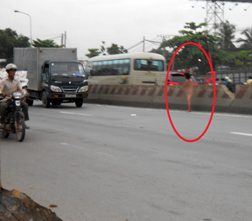 Cô gái khỏa thân "chặn" ô tô giữa đường - 1