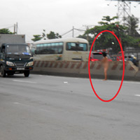 Tin tức trong ngày - Cô gái khỏa thân "chặn" ô tô giữa đường