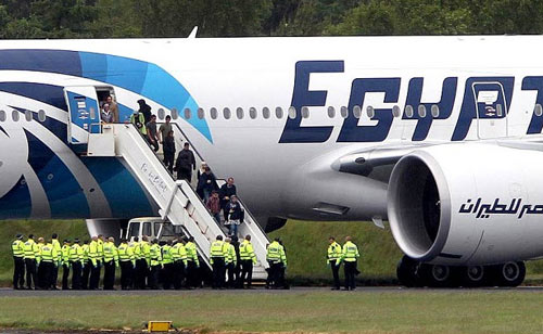 Bị dọa đánh bom, Boeing 777 hạ cánh khẩn cấp - 1