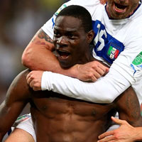 Bóng đá - Balotelli lại cởi áo khoe cơ bắp