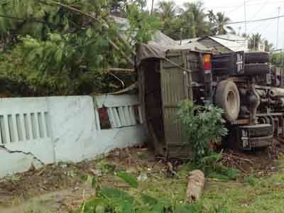 Ô tô lật nhào, 30 quân nhân gặp nạn - 1