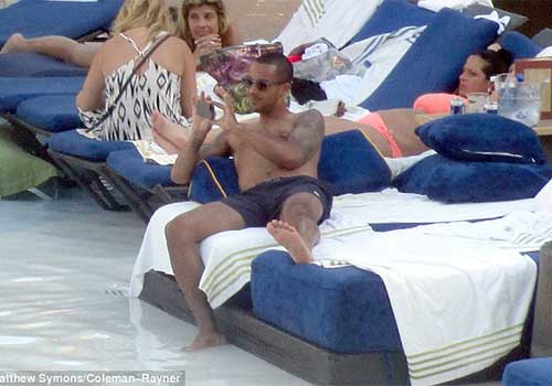 Theo Walcott chấm dứt đời độc thân - 4