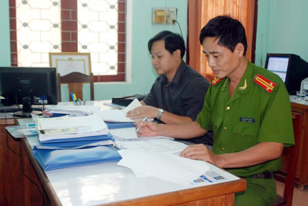 Bắt đối tượng lừa đảo hàng tỷ đồng - 4