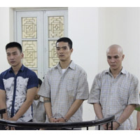 Pháp luật - Va chạm trên bar, vác AK truy sát