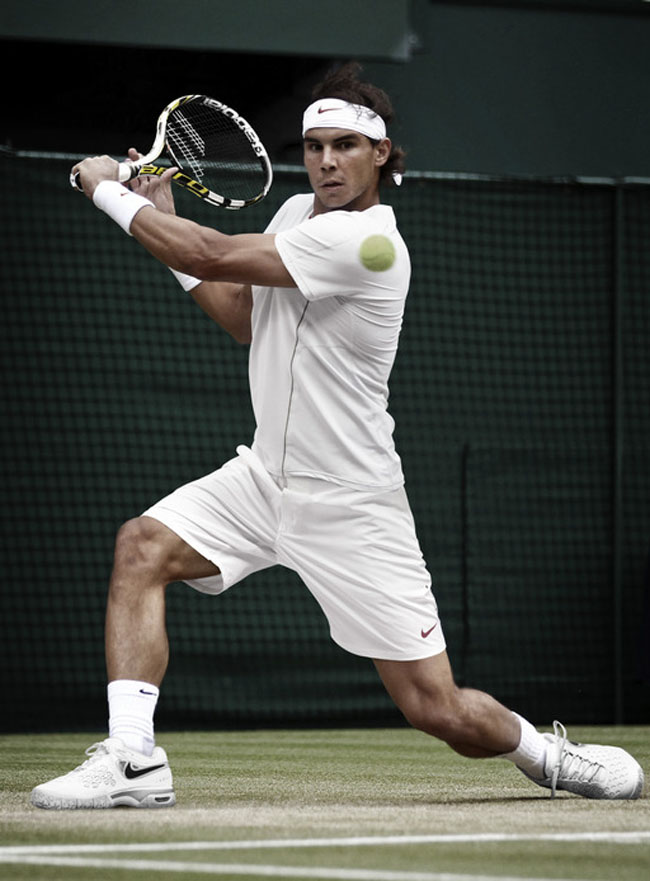 Trong khi đó bộ đồ Nadal mặc tại Wimbledon 2013 có tên Nike Premier Rafa Crew, cũng được hướng theo công nghệ Dri-FIT giúp cơ thể có thể nâng cao quá trình luyện tập.