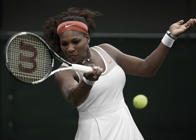 Serena Williams sẽ mặc bộ váy đấu có tên gọi Nike Printed Flounce Knit Dress trong hành trình bảo vệ chức vô địch Wimbledon. Được chế tác từ loại vải theo công nghệ Dri-FIT sẽ giúp Serena luôn khô thoáng và thoải mái khi thi đấu.