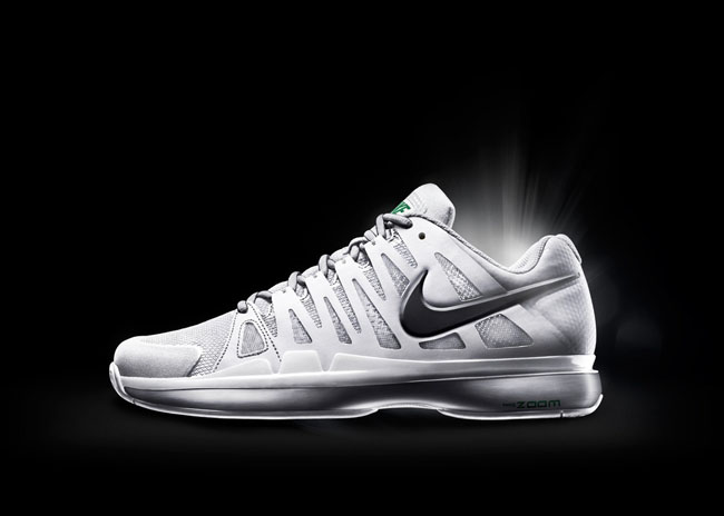 Đôi giày Federer sẽ đi tại Wimbledon 2013 có tên Nike Zoom Vapor 9 Tour, có hai phiên bản dành cho những tay vợt nữ như Maria Sharapova và Victoria Azarenka. Đôi giày dành cho tay vợt nam như Federer có trọng lượng nhẹ, với thiết kế giày giúp cho sự thoải mái khi di chuyển trên sân.