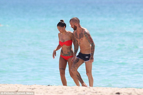 Vợ cựu sao Chelsea xăm trổ đầy mình - 4