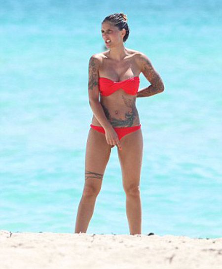 Vợ cựu sao Chelsea xăm trổ đầy mình - 5