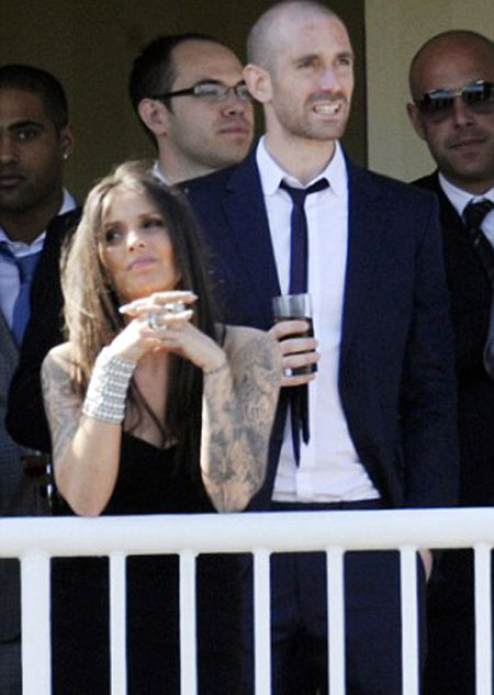 Vợ cựu sao Chelsea xăm trổ đầy mình - 6