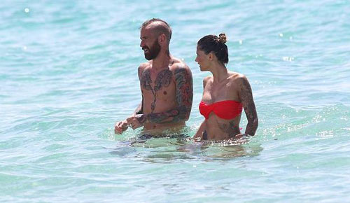 Vợ cựu sao Chelsea xăm trổ đầy mình - 3