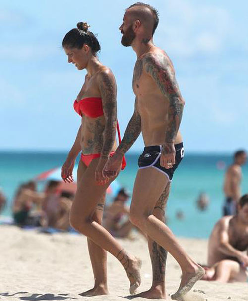 Vợ cựu sao Chelsea xăm trổ đầy mình - 2