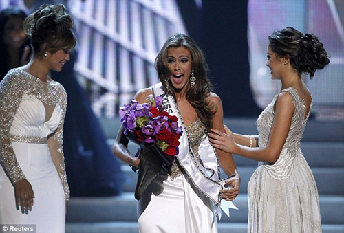 Nước Mỹ hài lòng về nhan sắc tân Hoa hậu - 1
