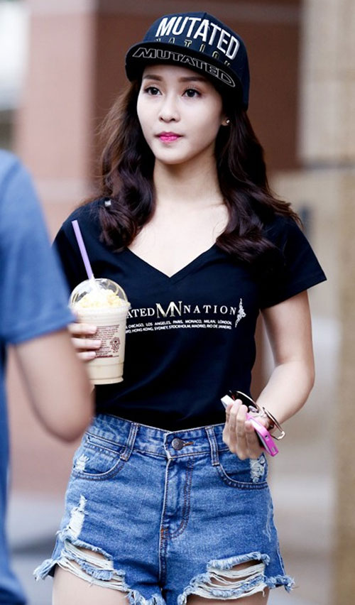 Hotgirl dụ dỗ ánh nhìn với short jeans - 2