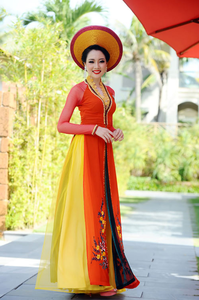 Diệp Hồng Đào từng đoạt danh hiệu “Người đẹp áo dài” trong cuộc thi Hoa khôi Đồng bằng sông Cửu Long và từng là thí sinh được đánh giá rất cao trong cuộc thi Hoa hậu Việt Nam 2012.