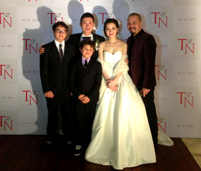 Cả hai mới tổ chức đám cưới trong năm 2012. Lý Hồng Nhung chụp ảnh cùng chồng và hai con trai riêng của chồng.