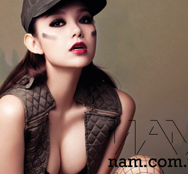Cô cũng được mệnh danh là 'Nữ hoàng  nội y' của showbiz Việt với vô số shoot hình nóng 'bỏng mắt'.
