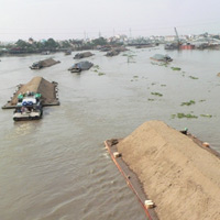 Tin tức trong ngày - Tai nạn kinh hoàng, sà lan đụng sập 44 căn hộ