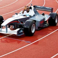 Thể thao - Usain Bolt thử tài cầm lái xe đua F1