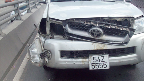 TP.HCM: Xe container “làm xiếc” trên cầu vượt - 7