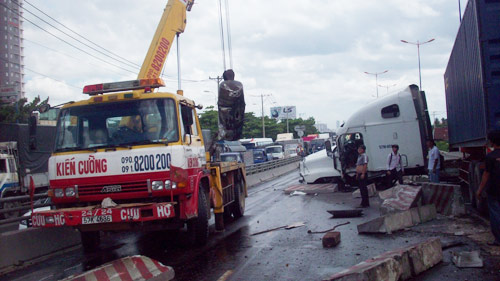 TP.HCM: Xe container “làm xiếc” trên cầu vượt - 10