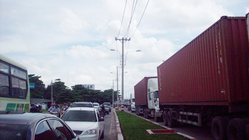 TP.HCM: Xe container “làm xiếc” trên cầu vượt - 11