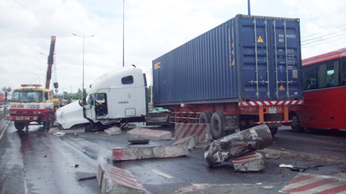 TP.HCM: Xe container “làm xiếc” trên cầu vượt - 2