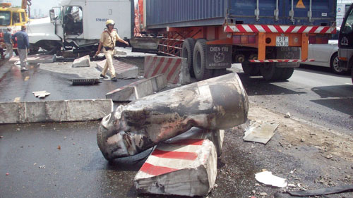 TP.HCM: Xe container “làm xiếc” trên cầu vượt - 3