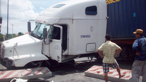 TP.HCM: Xe container “làm xiếc” trên cầu vượt - 4