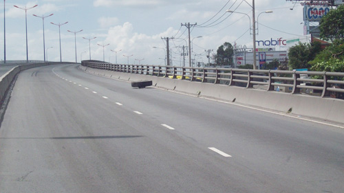 TP.HCM: Xe container “làm xiếc” trên cầu vượt - 9