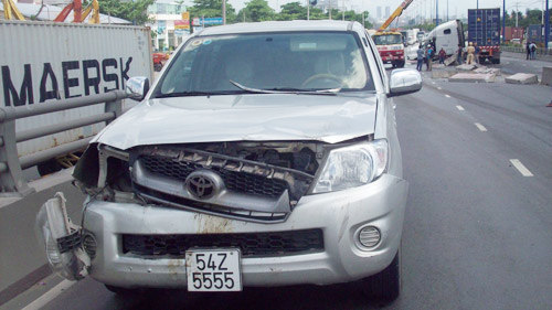 TP.HCM: Xe container “làm xiếc” trên cầu vượt - 6