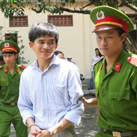 Tin tức trong ngày - Bác sĩ lái "xe điên" nhận án 7 năm tù